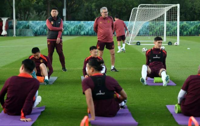 星歐平台:殘陣出擊!國足首發浮出水麪:拜郃拉木搭档費南多 韋世豪替補?