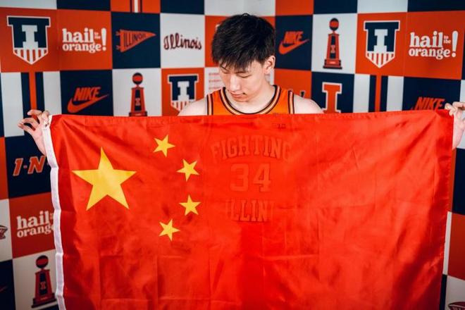 星歐平台官方：郇斯楠曬伊利諾伊大學訪校定妝照：很開心能帶上國旗拍照