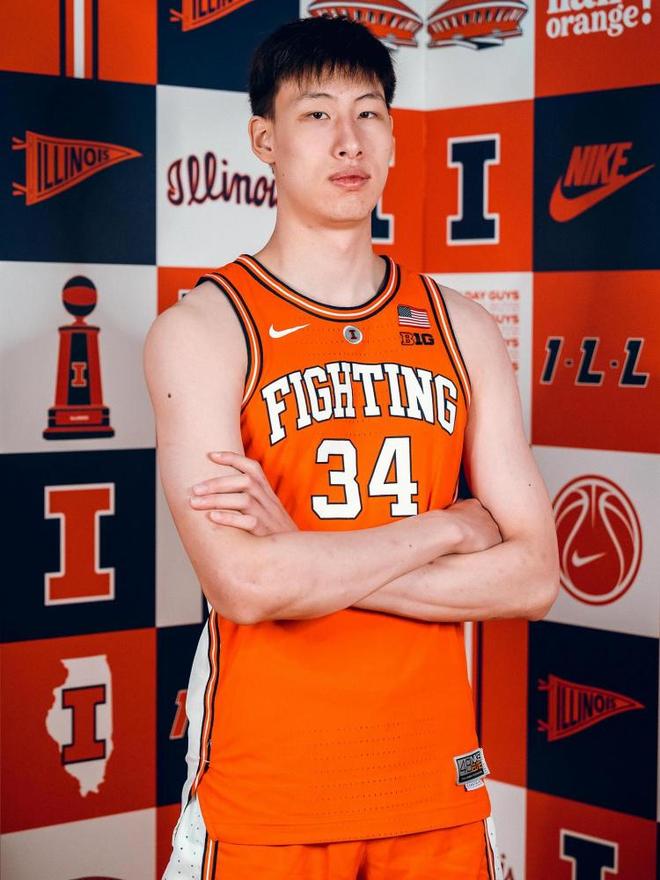 星歐平台官方：郇斯楠曬伊利諾伊大學訪校定妝照：很開心能帶上國旗拍照