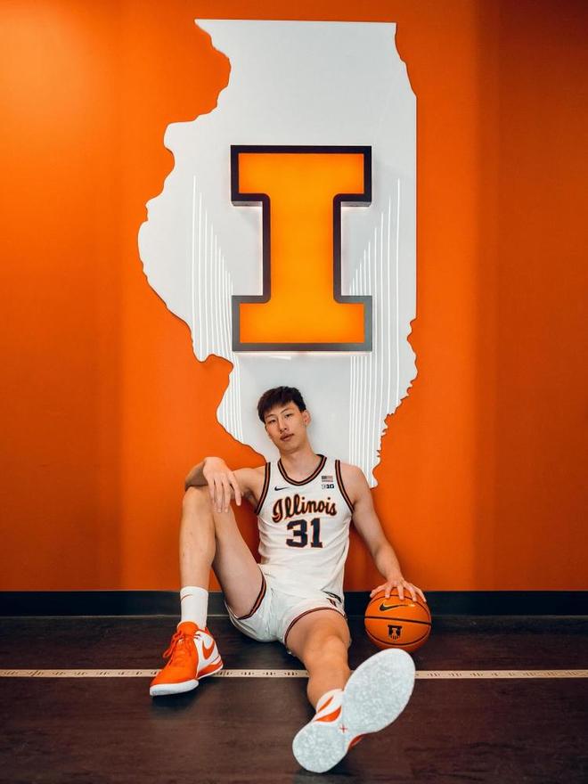 星歐平台官方：郇斯楠曬伊利諾伊大學訪校定妝照：很開心能帶上國旗拍照