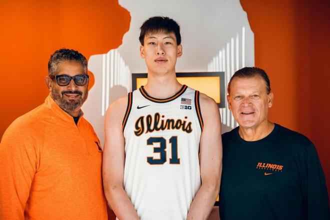 星歐平台官方：郇斯楠曬伊利諾伊大學訪校定妝照：很開心能帶上國旗拍照