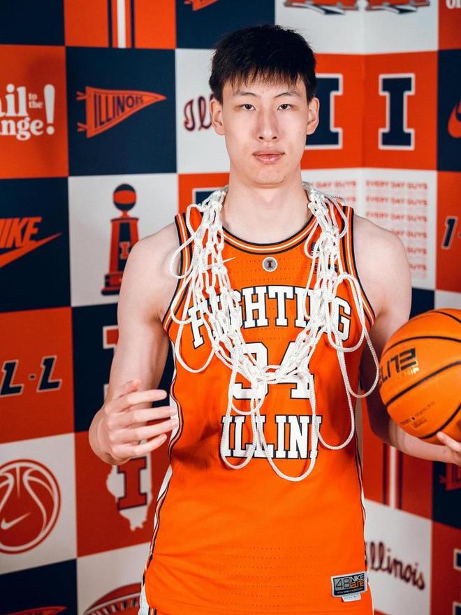 星歐平台官方：郇斯楠曬伊利諾伊大學訪校定妝照：很開心能帶上國旗拍照